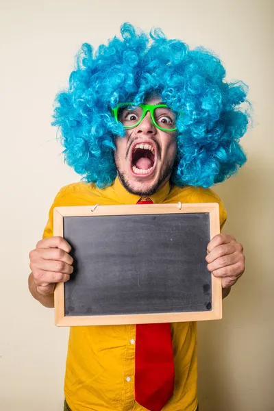 Fou drôle jeune homme avec perruque bleue — Photo