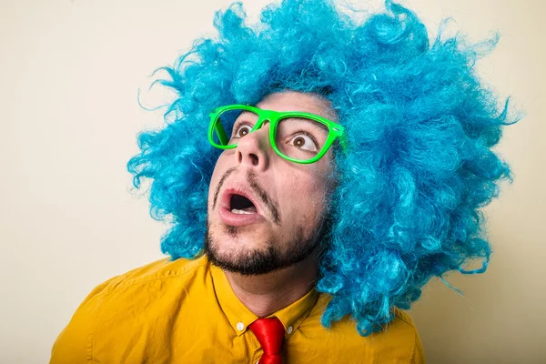 Fou drôle jeune homme avec perruque bleue — Photo