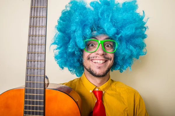 Pazzo divertente giovane uomo con parrucca blu — Foto Stock