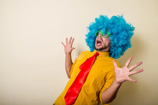 Louco engraçado jovem com peruca azul — Fotografia de Stock