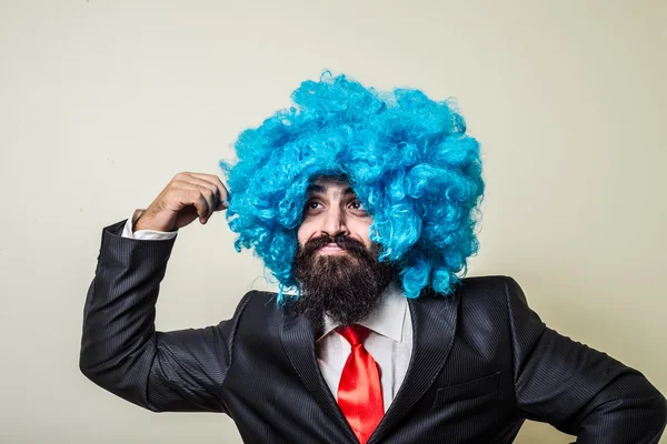 Louco engraçado barbudo homem com peruca azul — Fotografia de Stock