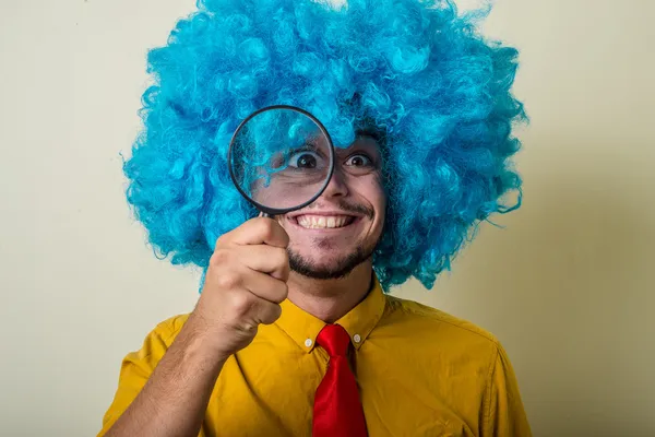 Louco engraçado jovem com peruca azul — Fotografia de Stock