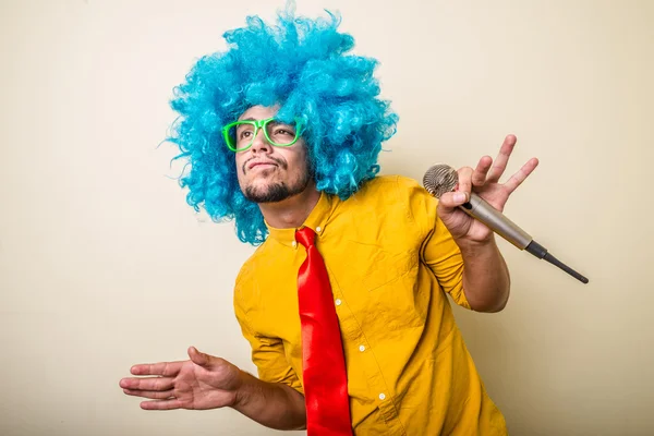 Louco engraçado jovem com peruca azul — Fotografia de Stock