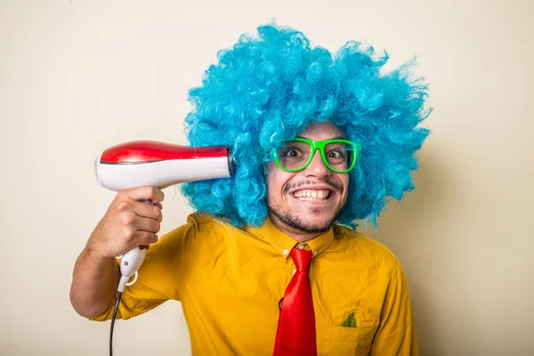 Gekke jongeman met blauwe pruik — Stockfoto