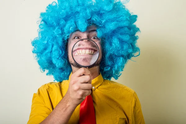 Gekke jongeman met blauwe pruik — Stockfoto