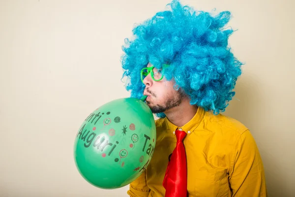 Louco engraçado jovem com peruca azul — Fotografia de Stock