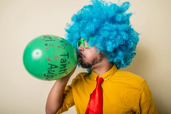 Šílený legrační mladý muž s modrou parukou — Stock fotografie