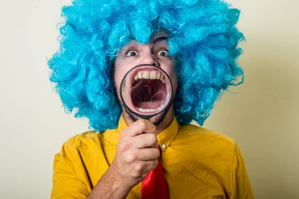 Louco engraçado jovem com peruca azul — Fotografia de Stock