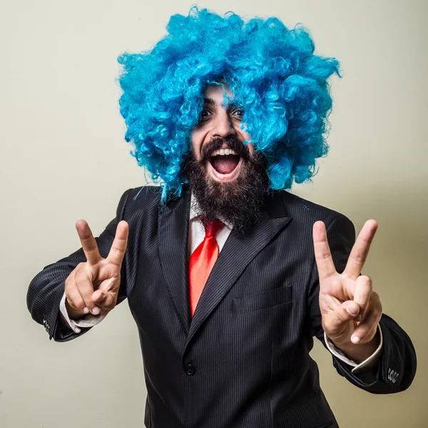 Louco engraçado barbudo homem com peruca azul — Fotografia de Stock