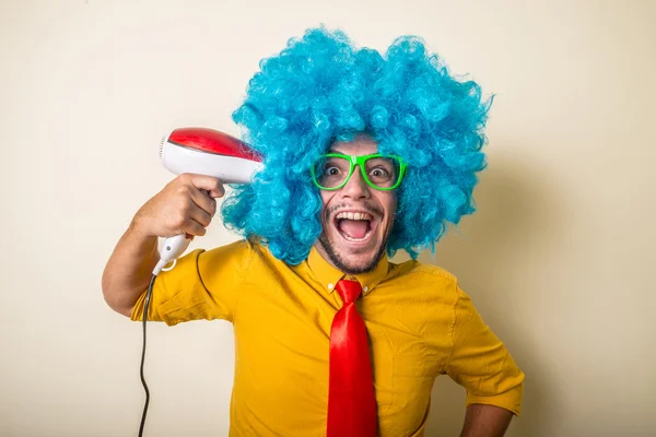 Loco divertido joven con peluca azul — Foto de Stock