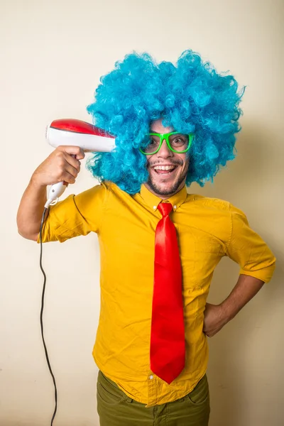 Šílený legrační mladý muž s modrou parukou — Stock fotografie
