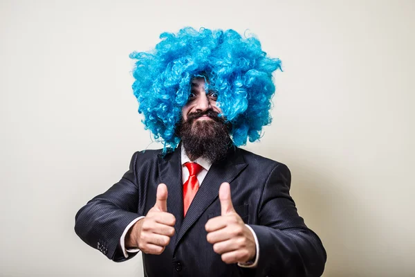Pazzo divertente uomo barbuto con parrucca blu — Foto Stock