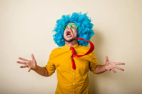 Louco engraçado jovem com peruca azul — Fotografia de Stock