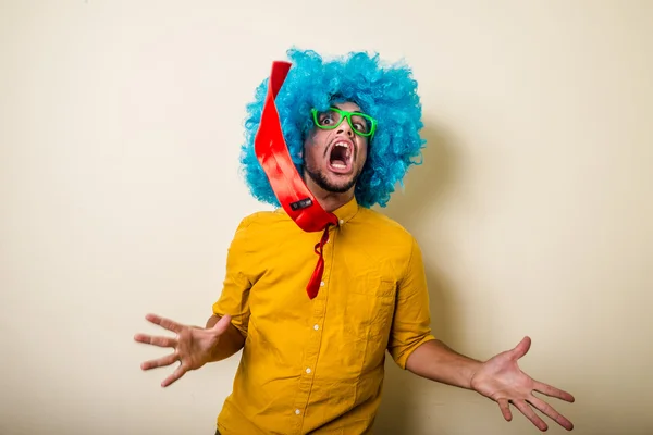 Louco engraçado jovem com peruca azul — Fotografia de Stock