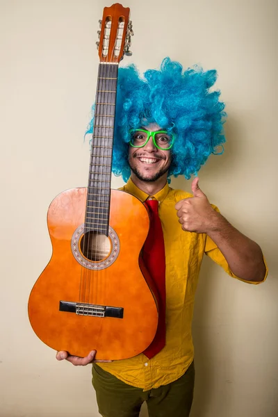 Fou drôle jeune homme avec perruque bleue — Photo