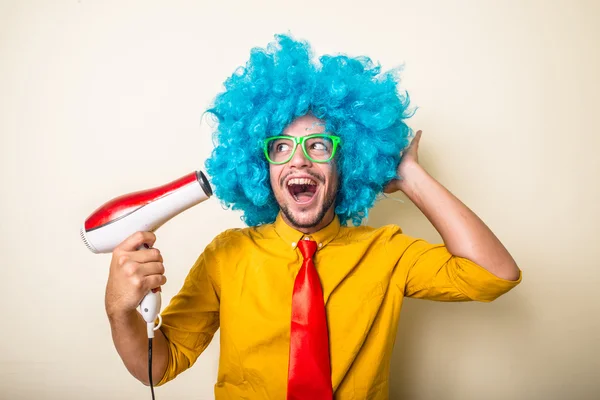 Божевільний смішний молодий чоловік з блакитною перукою — стокове фото