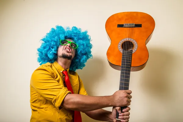 Fou drôle jeune homme avec perruque bleue — Photo