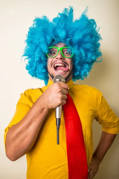 Loco divertido joven con peluca azul — Foto de Stock