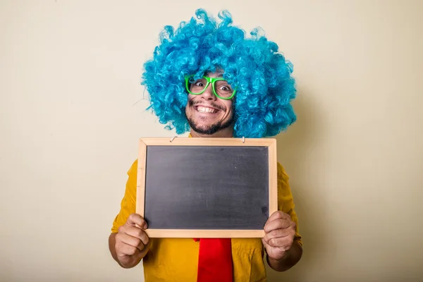 Fou drôle jeune homme avec perruque bleue — Photo