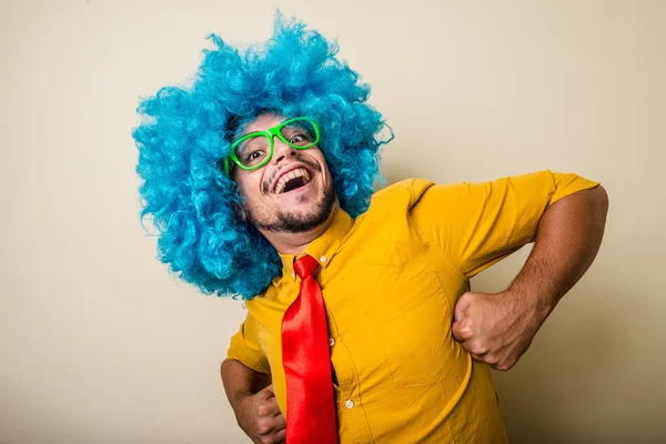 Louco engraçado jovem com peruca azul — Fotografia de Stock