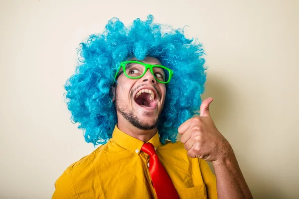 Fou drôle jeune homme avec perruque bleue — Photo