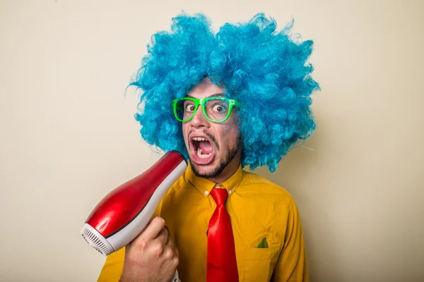 Verrückt lustiger junger Mann mit blauer Perücke — Stockfoto