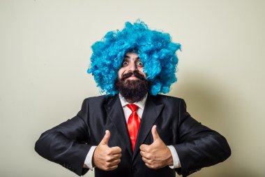 Mavi peruk olan adam manyak komik sakallı