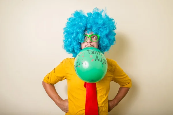 Fou drôle jeune homme avec perruque bleue — Photo