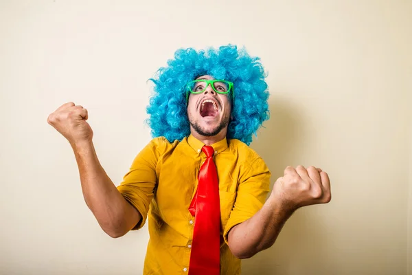 Verrückt lustiger junger Mann mit blauer Perücke — Stockfoto