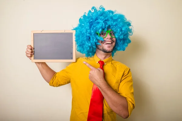 Őrült vicces fiatal férfi kék paróka — Stock Fotó