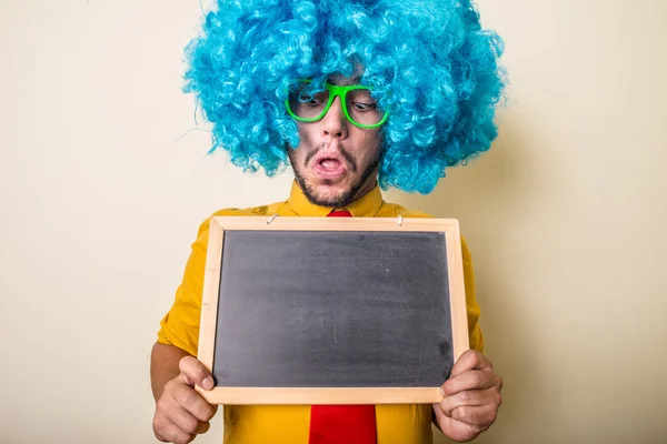 Loco divertido joven con peluca azul — Foto de Stock