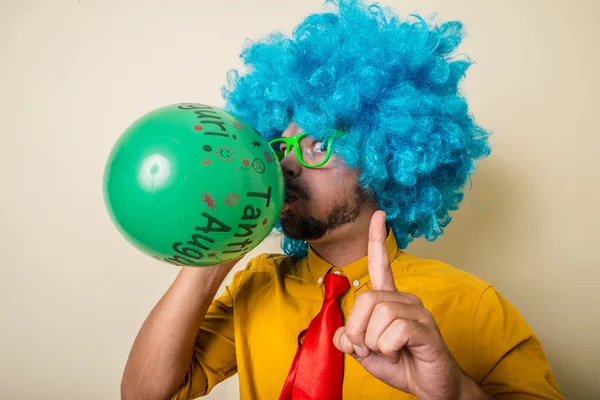 Loco divertido joven con peluca azul — Foto de Stock