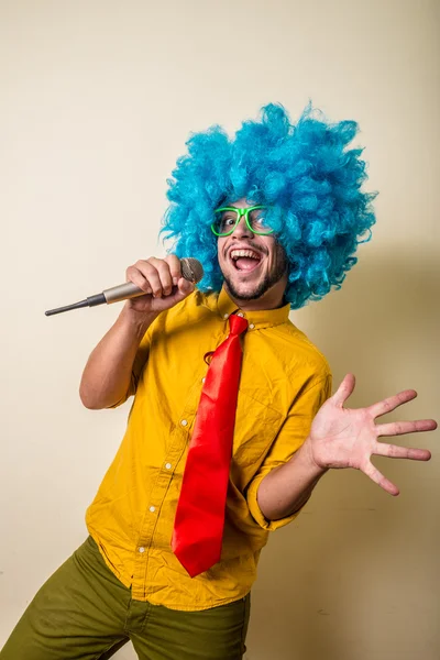 Szalony śmieszne młody człowiek z niebieską peruką — Zdjęcie stockowe
