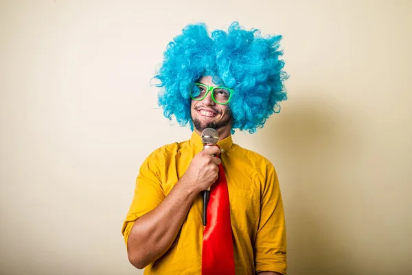 Louco engraçado jovem com peruca azul — Fotografia de Stock