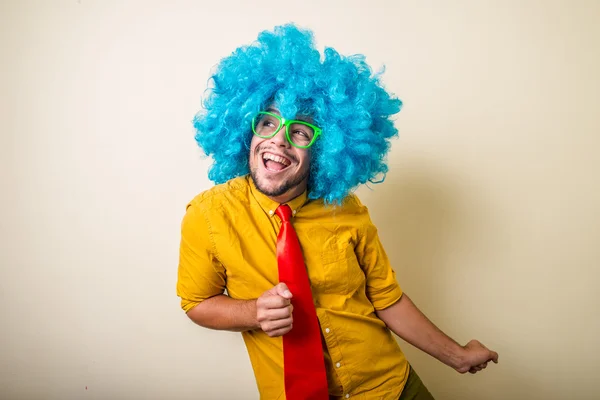 Сумасшедший смешной молодой человек в голубом парике — стоковое фото