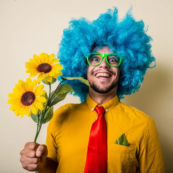 Verrückt lustiger junger Mann mit blauer Perücke — Stockfoto