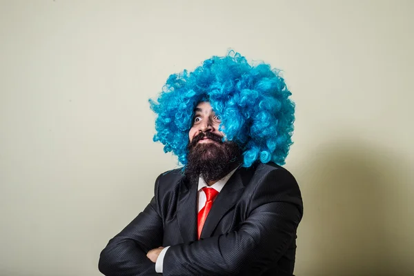 Fou drôle barbu homme avec perruque bleue — Photo