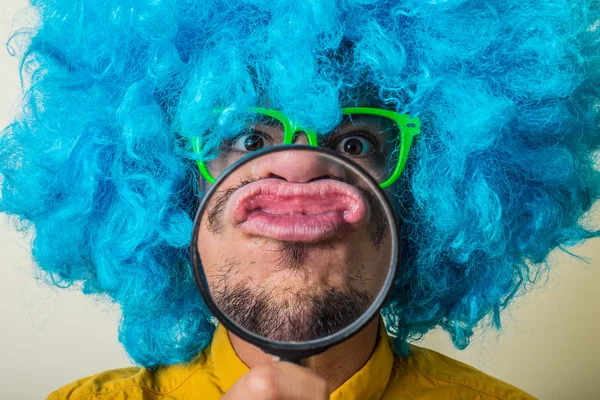 Pazzo divertente giovane uomo con parrucca blu — Foto Stock