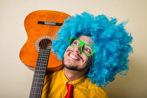 Verrückt lustiger junger Mann mit blauer Perücke — Stockfoto