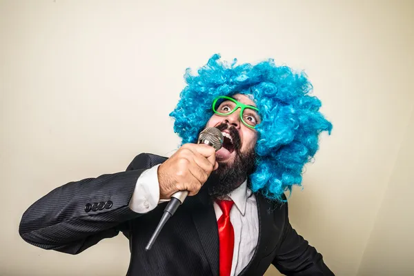 Louco engraçado barbudo homem com peruca azul — Fotografia de Stock