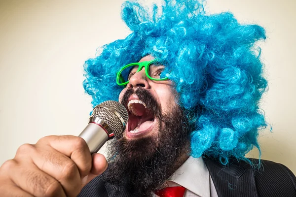 Verrückt lustiger bärtiger Mann mit blauer Perücke — Stockfoto