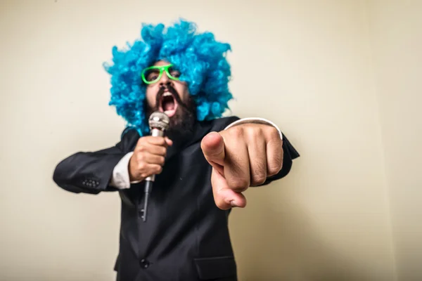 Fou drôle barbu homme avec perruque bleue — Photo