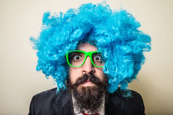 Fou drôle barbu homme avec perruque bleue — Photo