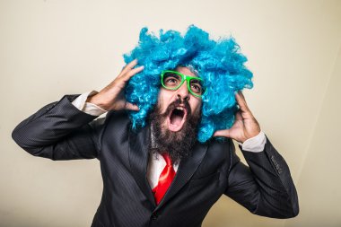 Mavi peruk olan adam manyak komik sakallı