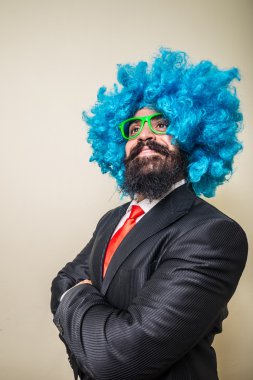 Mavi peruk olan adam manyak komik sakallı