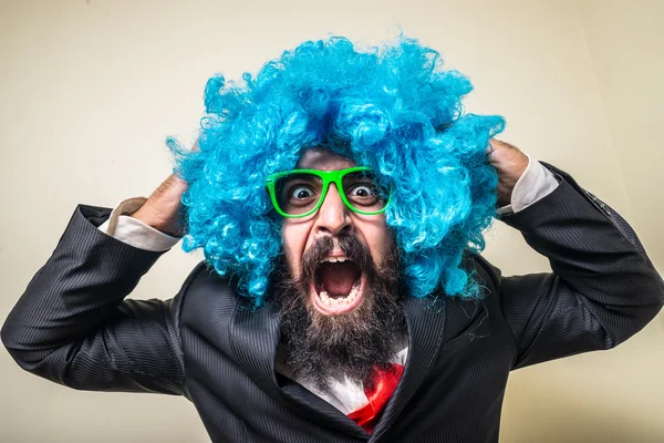 Bláznivé legrační vousatý muž s modrou parukou — Stock fotografie