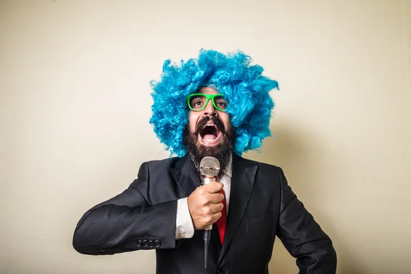 Louco engraçado barbudo homem com peruca azul — Fotografia de Stock