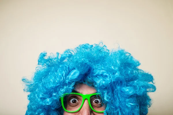Сумасшедший смешной бородатый мужчина в голубом парике — стоковое фото