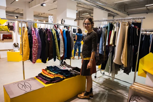 Så kritisk så fashion utställning i Milano på den 20 september, 2013 — Stockfoto