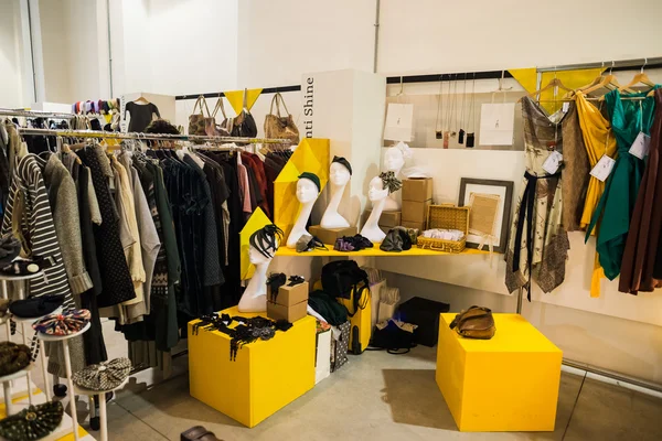 Så kritisk så fashion utställning i Milano på den 20 september, 2013 — Stockfoto